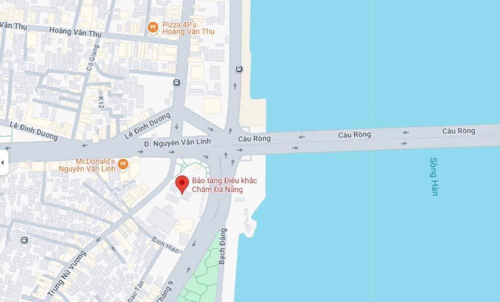 Bảo tàng Chăm nằm ngay trung tâm thành phố và chỉ cách cầu Rồng khoảng 500m